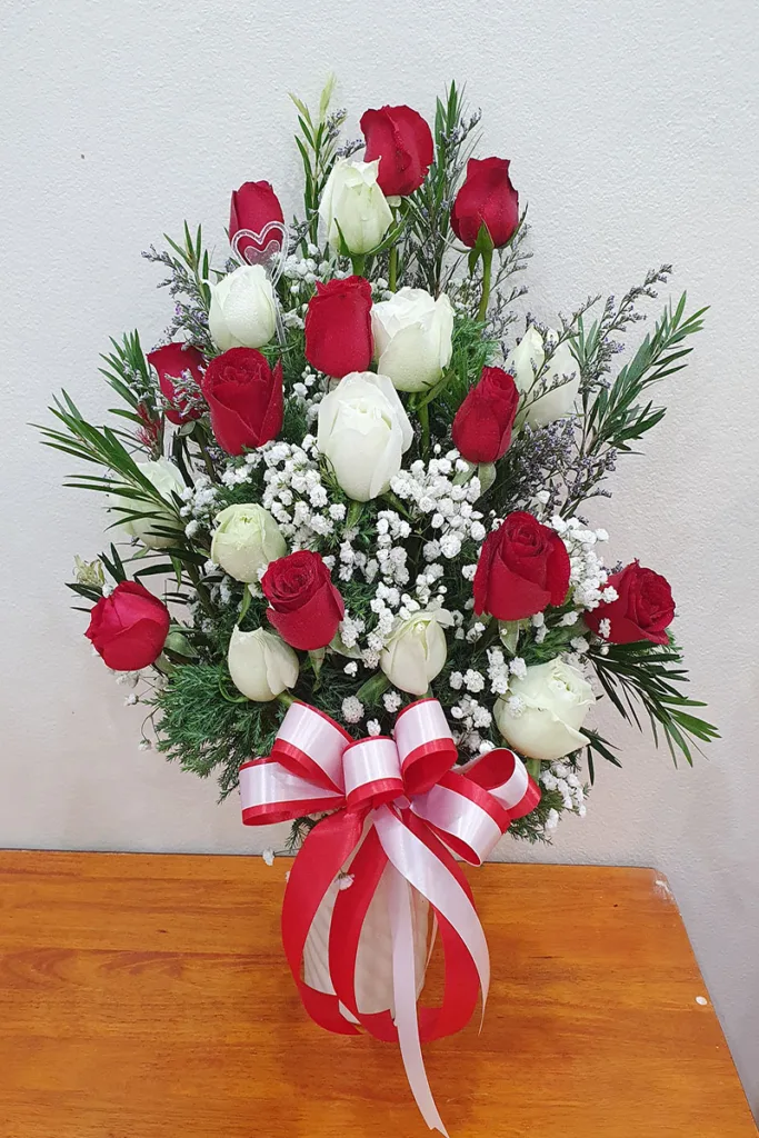 แจกันดอกกุหลาบแดงขาว