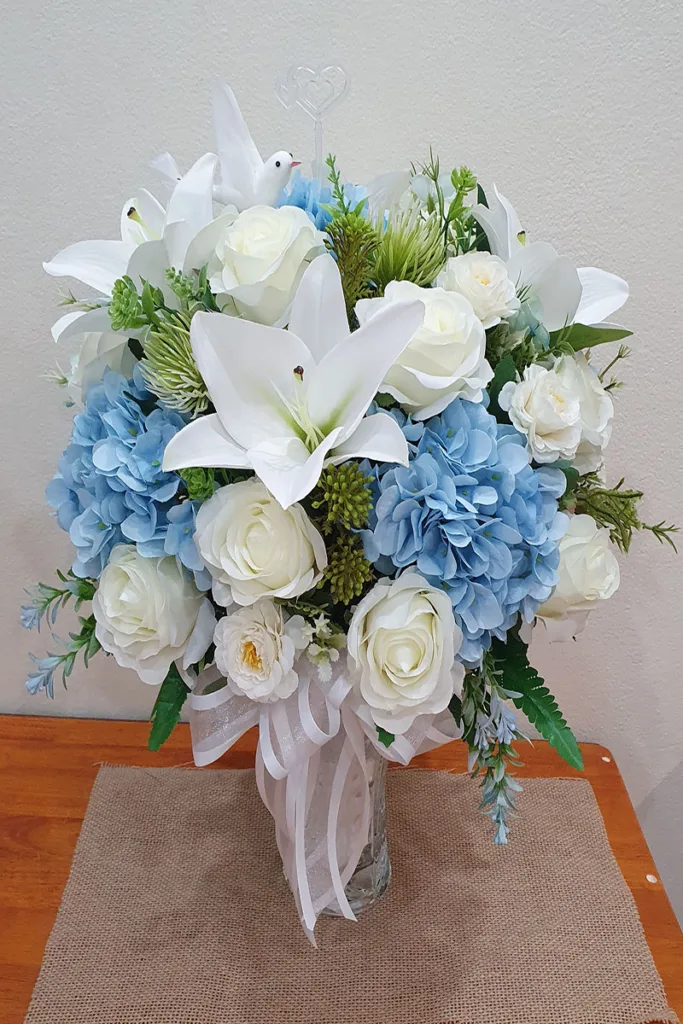 แจกันดอกไม้ประดิษฐ์สีฟ้าขาว