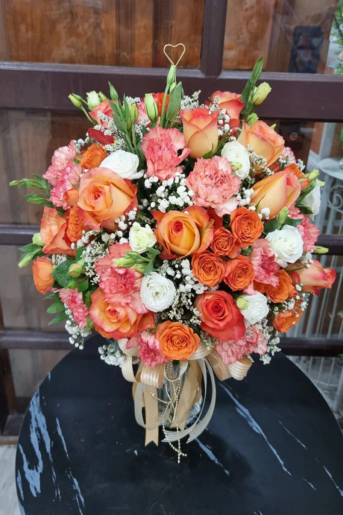 แจกันดอกไม้สดสีส้ม