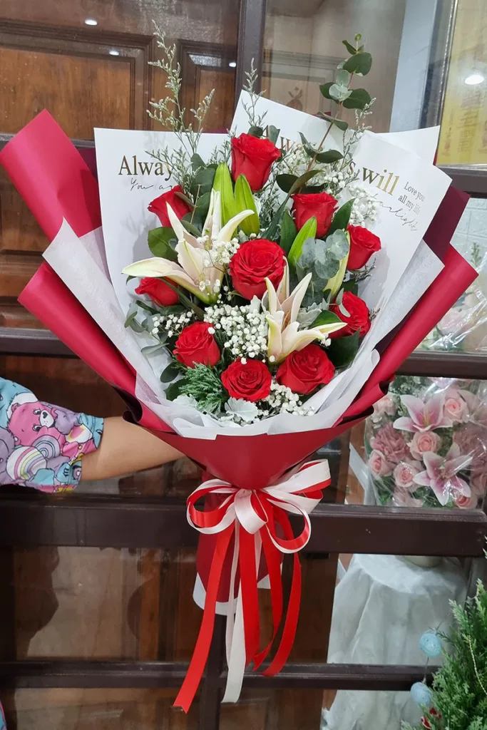 ช่อดอกไม้สดสีแดง