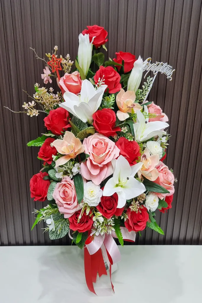 แจกันดอกไม้ประดิษฐ์สีสดใส